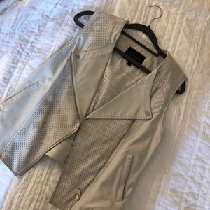 Sanctuary / light grey faux leather vest